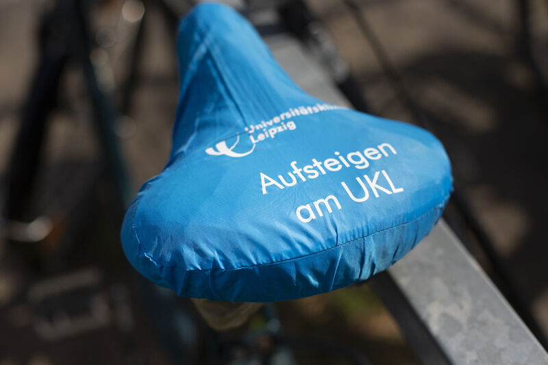 Fahrradsattel mit einem Bezug auf dem Aufsteigen am UKL steht.