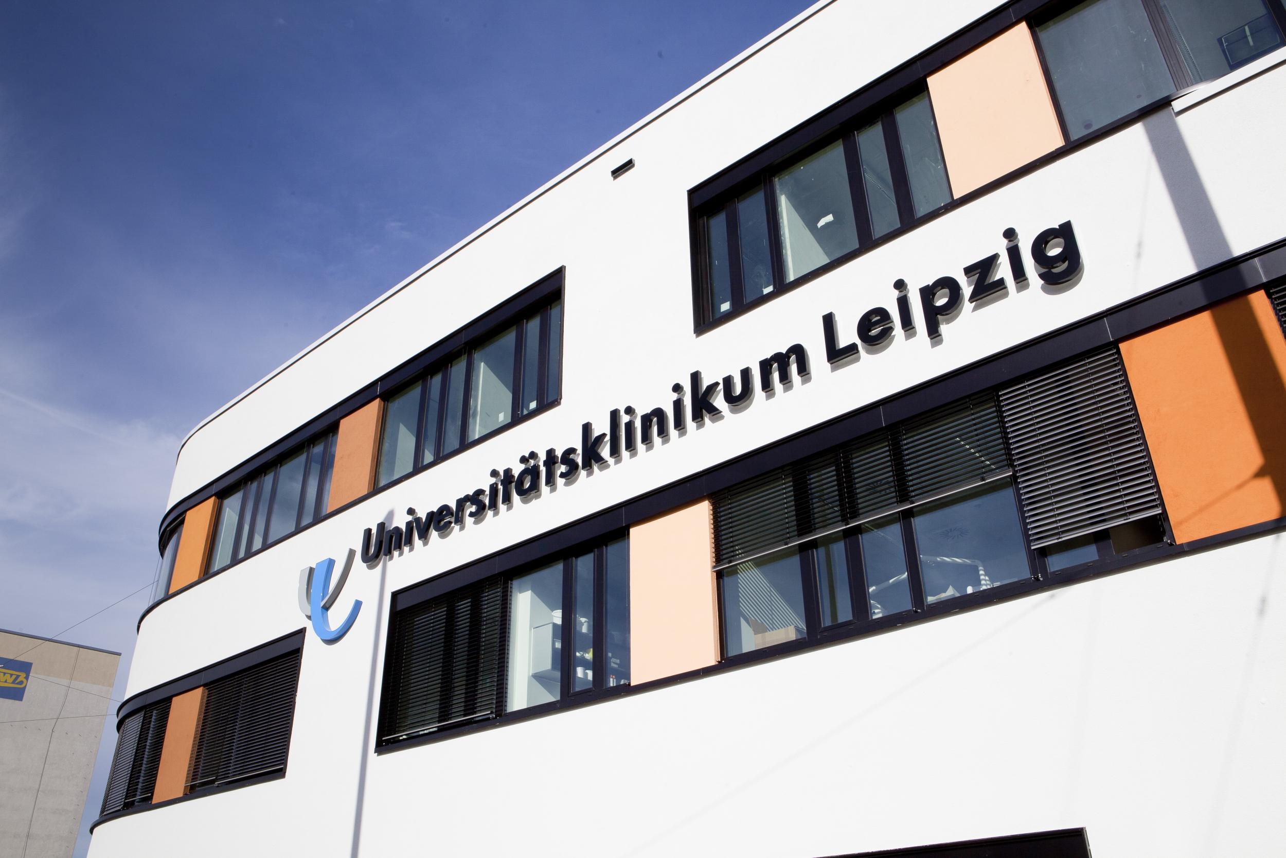 Gebäude mit großem Schriftzug: Universitätsklinikum Leipzig.