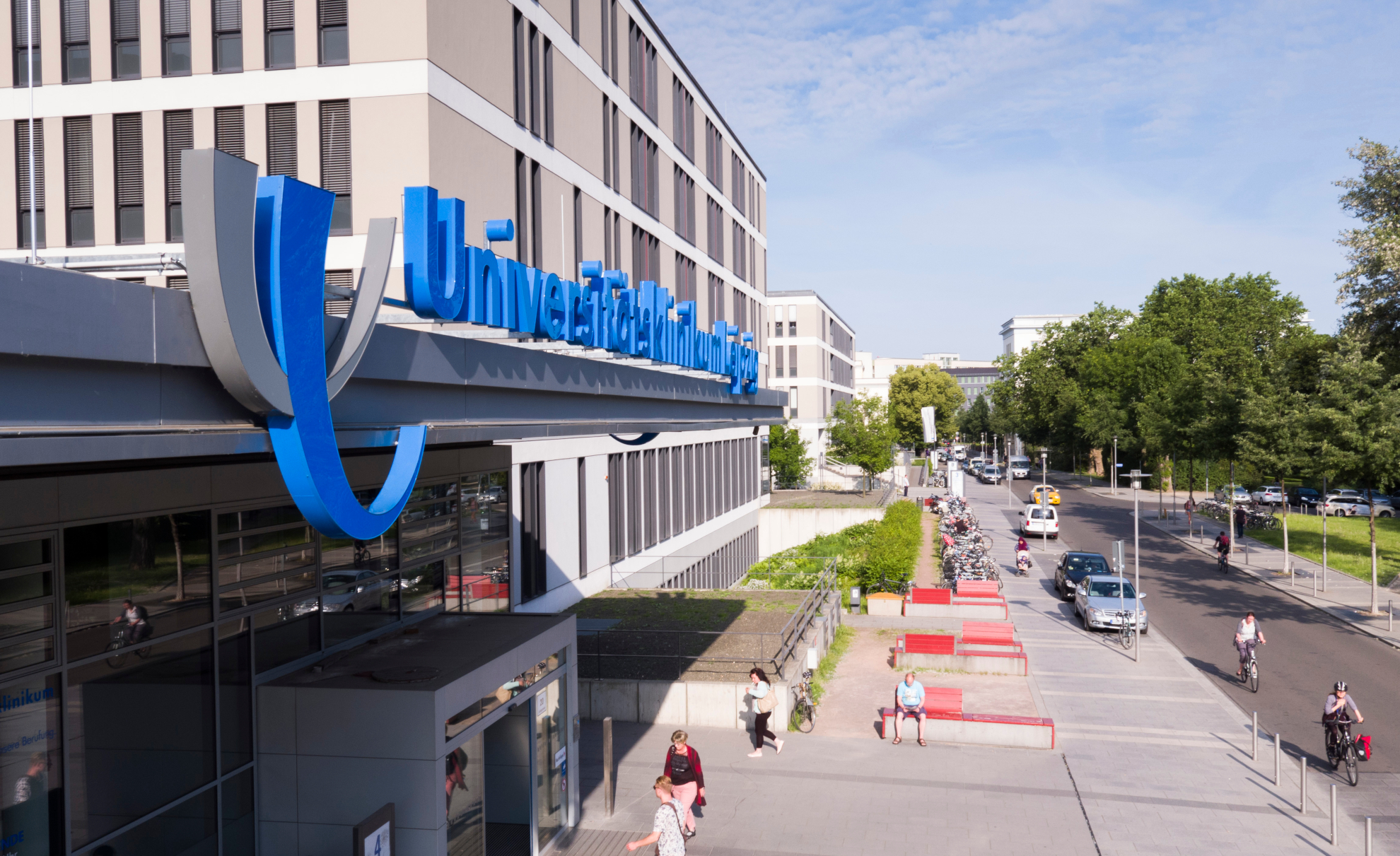 Vertreter:innen vom UKL und dem Klinikum St. Georg mit der Vereinbarung zur Zusammenarbeit. 