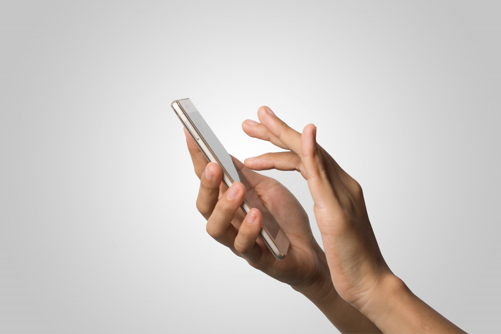 Hände bedienen ein Smartphone. 