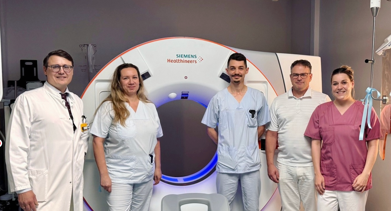 Medizinisches Team vor neuem CT-System.