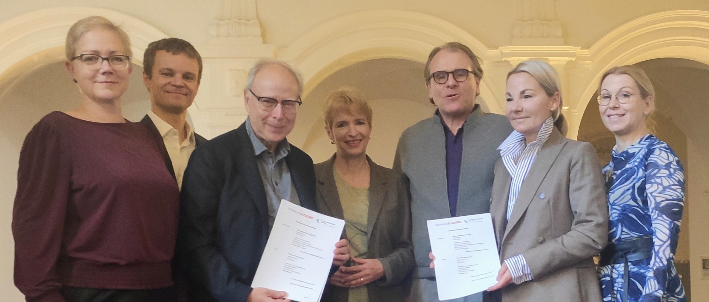 Vertreter:innen vom UKL und dem Klinikum St. Georg mit der Vereinbarung zur Zusammenarbeit. 