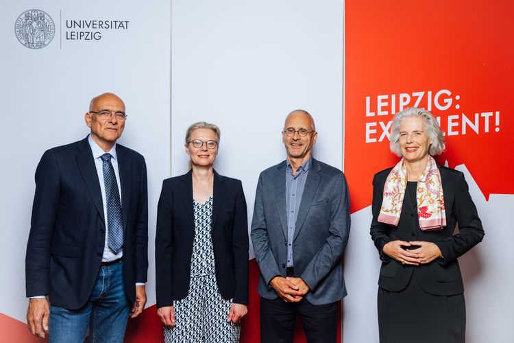Gruppenfoto von Prorektor Prof. Dr. Jens-Karl Eilers, LeiCeM-Co-Sprecherin Prof. Dr. Antje Körner, LeiCeM-Sprecher Prof. Dr. Michael Stumvoll und Rektorin Prof. Dr. Eva Inés Obergfell.