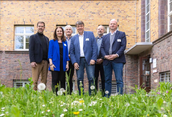 Gruppenfoto mit Staatssekretärin Prof. Dr. Heike Graßmann und die Projektleiter Prof. Dr. Martin Sedlmayr, Dr. Matthias Nüchter, Prof. Dr. Christoph Meyer, Prof. Dr. Toralf Kirsten und Prof. Dr. Thomas Neumuth