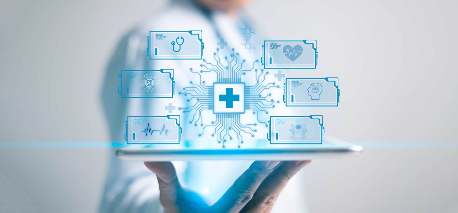 Das Bild zeigt eine Person im weißen Kittel, die ein Tablet in der Hand hält. Über dem Gerät schweben leuchtend blaue Symbole für Medizin und Künstliche Intelligenz, die durch feine Linien wie auf einer Computerplatine vernetzt sind.