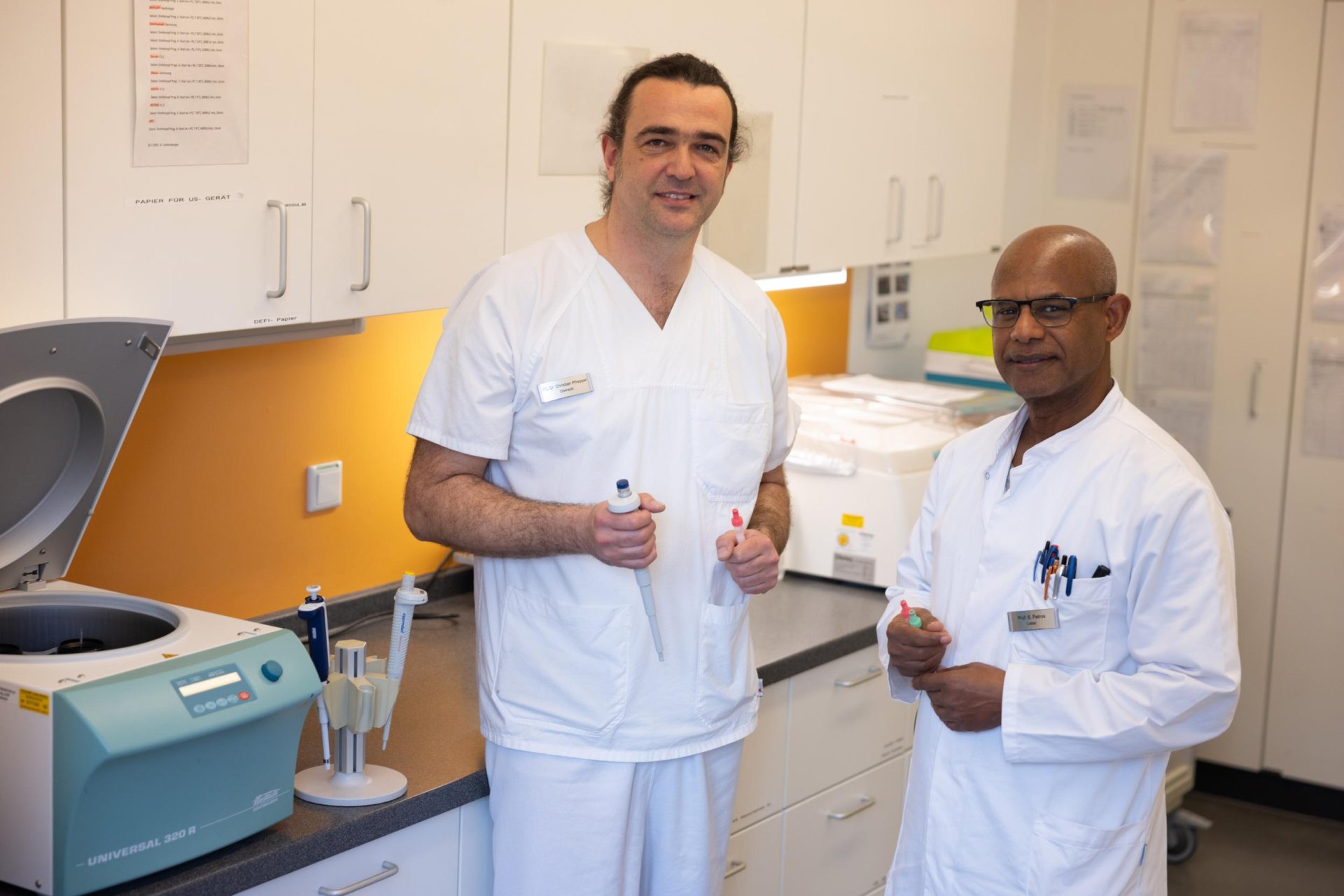 Zu sehen sind Oberarzt PD Dr. Christian Pfrepper und Prof. Sirak Petros, Leiter des Zentrums für Hämophilie-Gentherapie. 