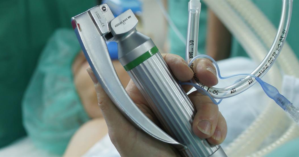 Ein Patient wird beatmet.