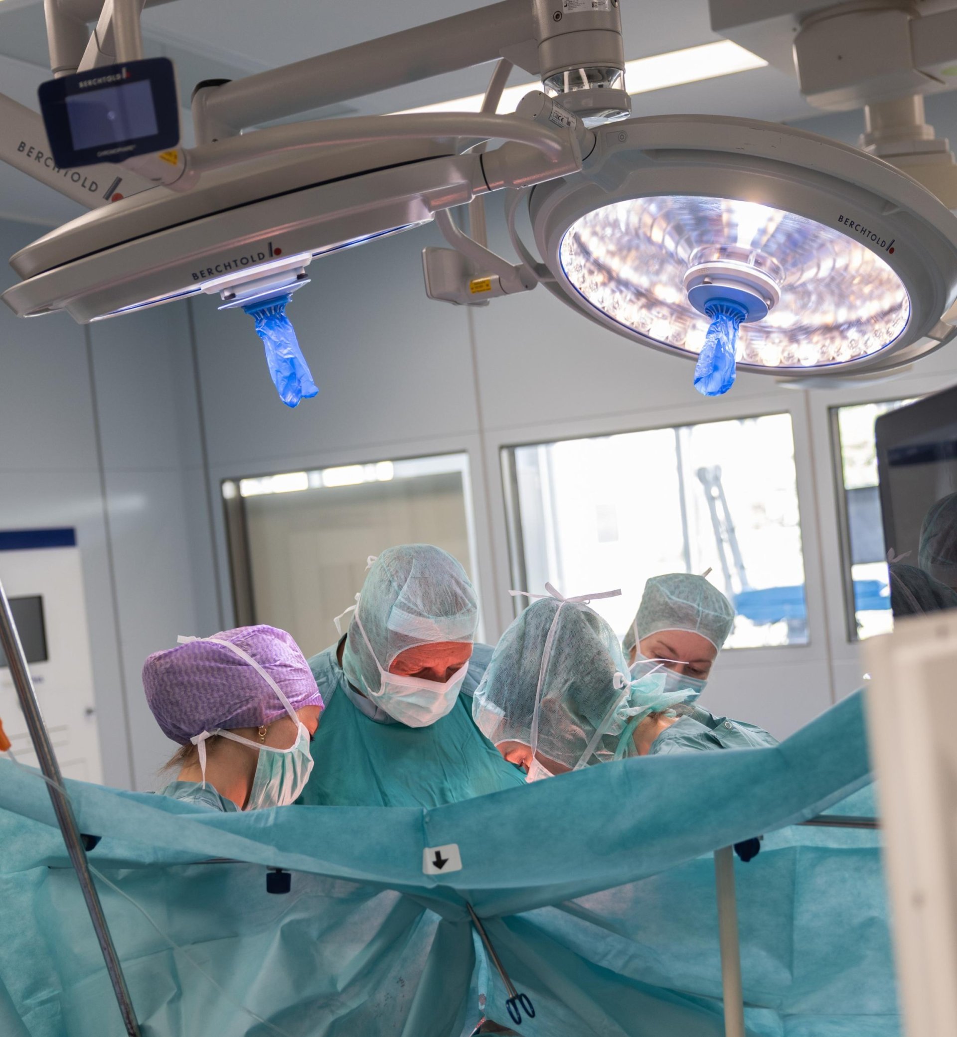 Medizinisches Team bei einer Operation. 
