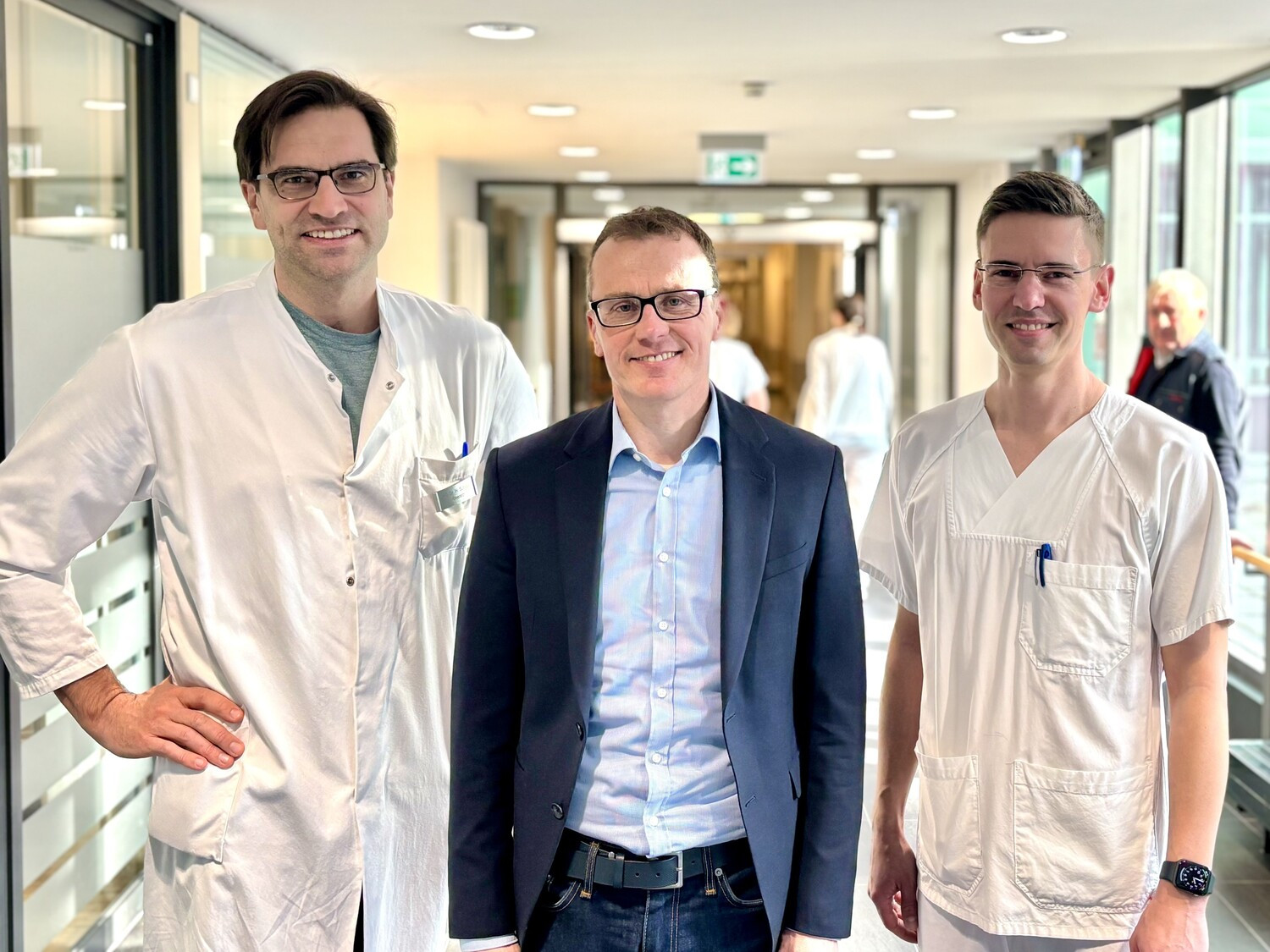 edizinisches Personal des UKL mit Vertreter der Techniker Krankenkasse.