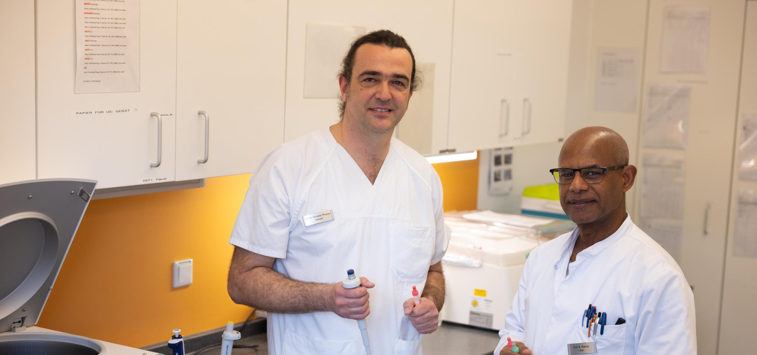 Zu sehen sind Oberarzt PD Dr. Christian Pfrepper und Prof. Sirak Petros, Leiter des Zentrums für Hämophilie-Gentherapie. 