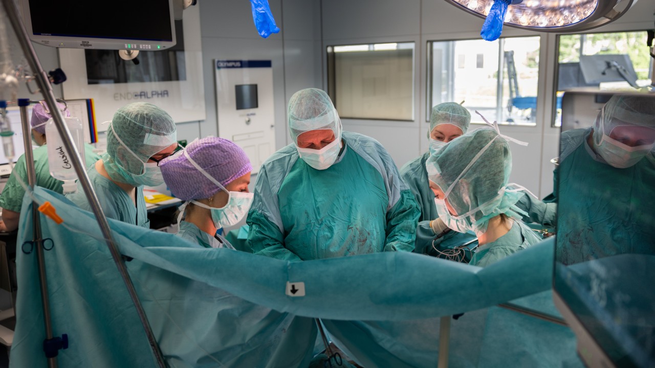 Medizinisches Team bei einer Operation. 