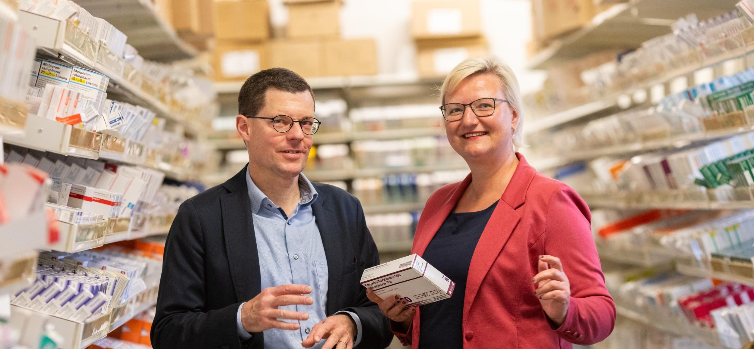 Prof. Thilo Bertsche, Fachapotheker für Klinische Pharmazie, und Dr. Yvonne Remane, Leiterin der UKL-Apotheke umgeben von aufgereihten Medikamenten