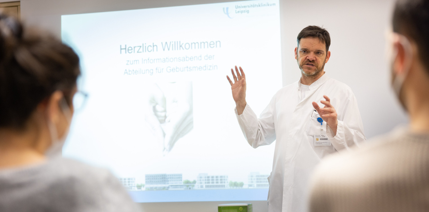 Prof. Holger Stepan, Direktor der Geburtsmedizin am Universitätsklinikum Leipzig (UKL), bei einer Informationsveranstaltung.