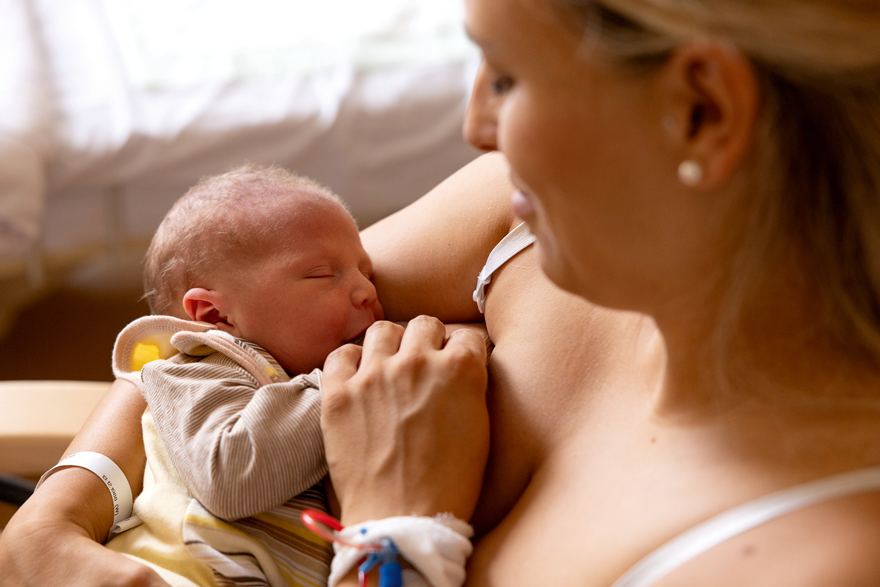 Pflegerin mit einem Babybett in einem Krankenzimmer