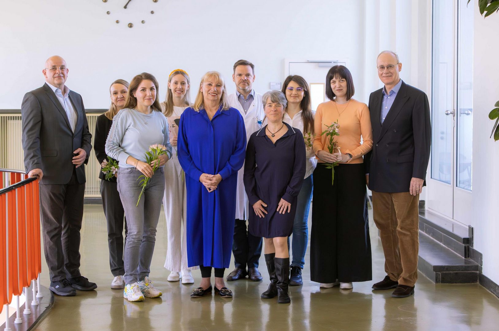 Gruppenbild von 10 Personen, unter anderem mit: Sozialministerin Petra Köpping Institutsdirektorin, Prof. Dr. Henrike Todorow, Dekan Prof. Dr. Ingo Bechmann, Studiendekan Prof. Dr. Holger Stepan und stellvertr. UKL-Vorstand Prof. Dr. Jan-Christoph Simon.