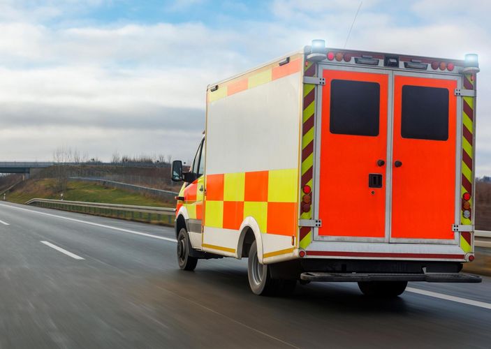 Man sieht einen Rettungswagen auf einer Schnellstraße.