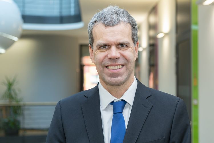 Zu sehen ist ein Portrait von Prof. Sebastian Ulbert.