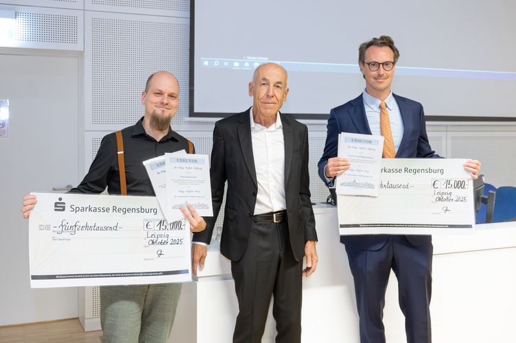 Dr. Robin Kohler und Dr. Nikolas Schopow erhalten im Rahmen des Cancer Congress Compact von Dr. Bernward Gall, Vorstand der Helga-Reifert-Stiftung, die Auszeichnungen für ihre Forschungsarbeiten.