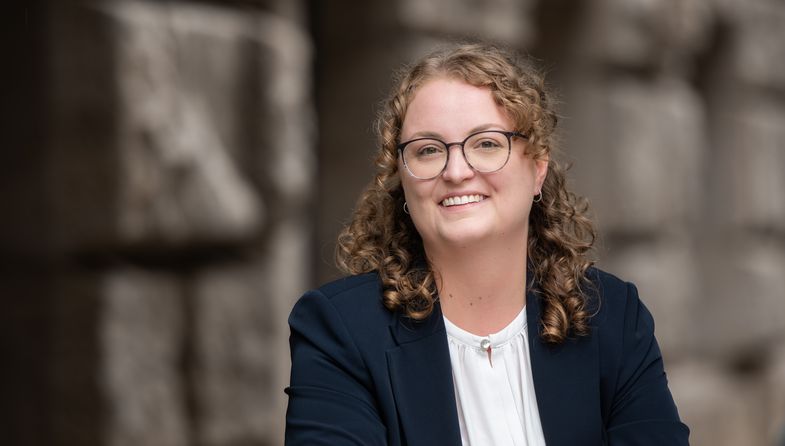 Portrait von Dr. Jasmin Marga Kneuer. 