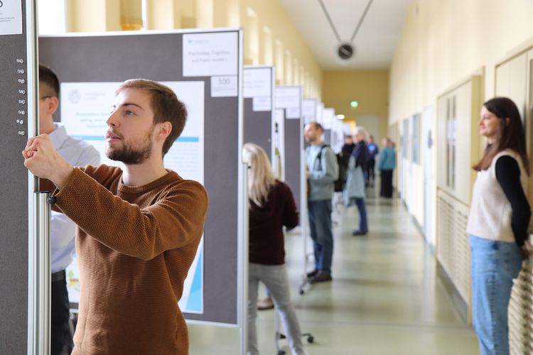 Teilnehmende des 18. Research Festival for Life Sciences im Studienzentrum der Medizinischen Fakultät vor Stellwänden mit Präsentationen. 