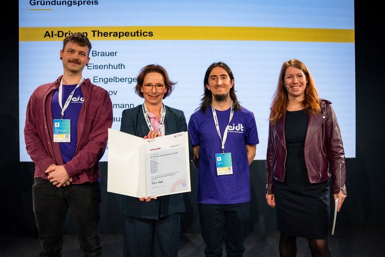 Das Team von AI-Driven Therapeutics erhält den Gründerpreis von Dr. Anna Christmann, Beauftragte des BMWK für die digitale Wirtschaft und Start-ups.