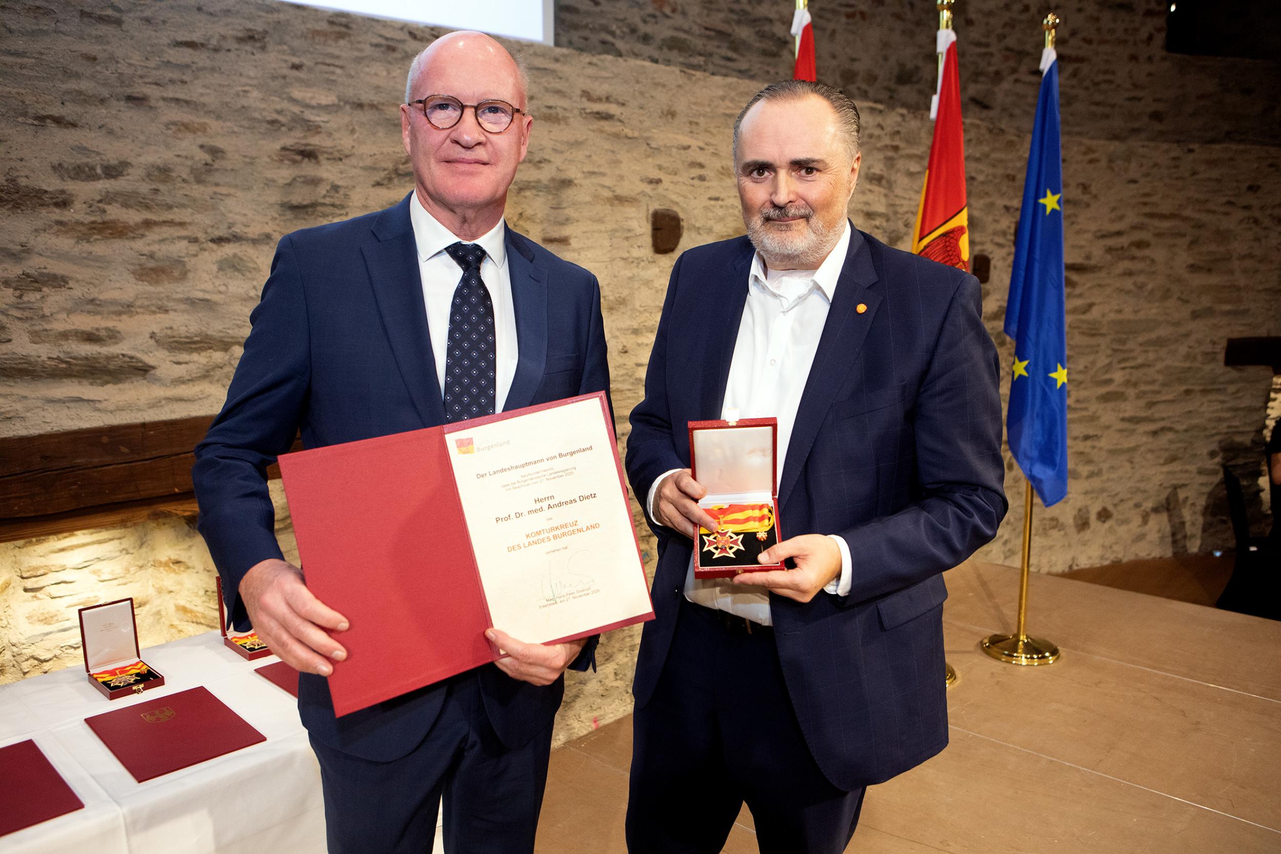 Verleihung des Komturkreuzes an Prof. Andreas Dietz durch Landeshauptmann Hans Peter Doskozil.